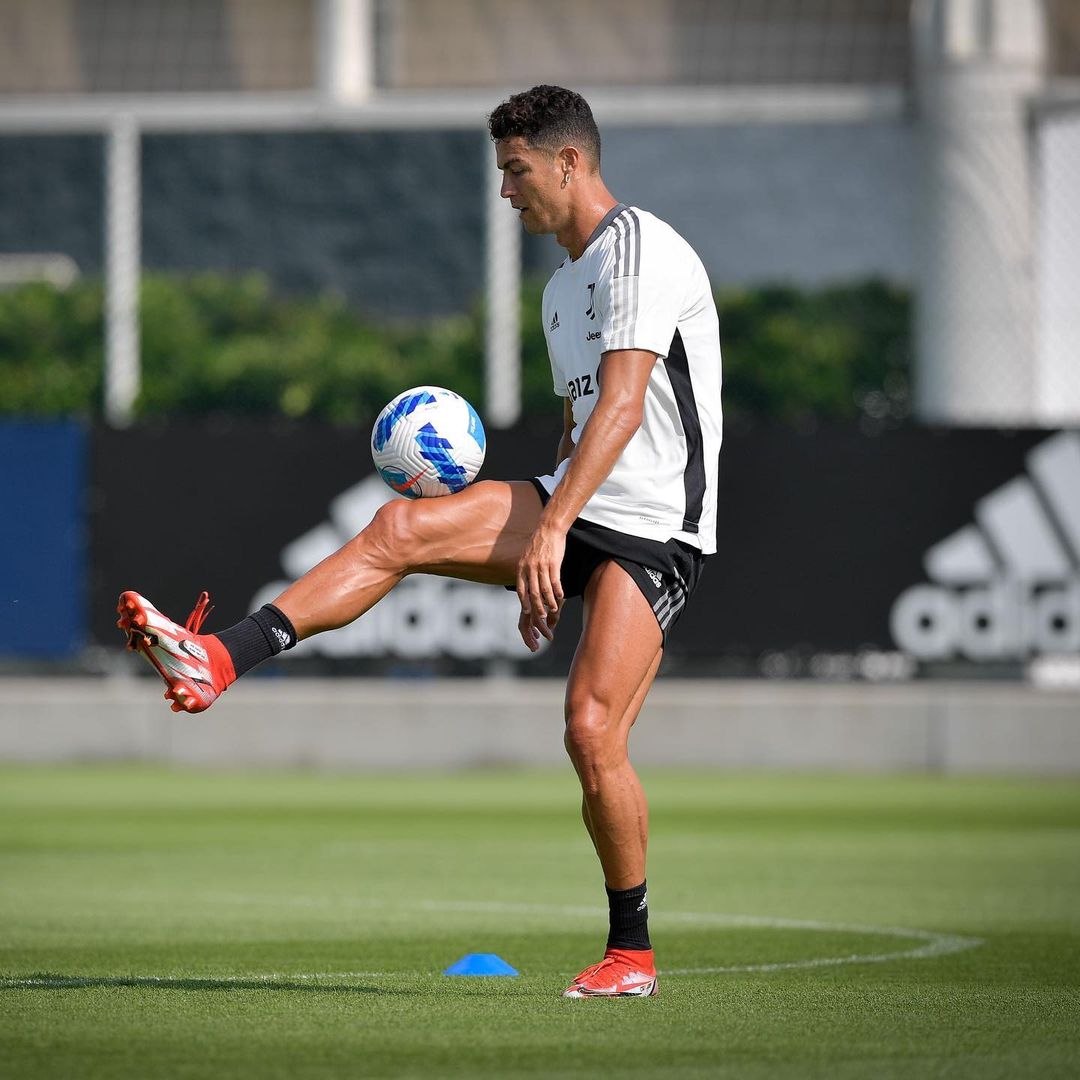 Ronaldo liên tục khoe bắp chân trước thềm mùa giải mới