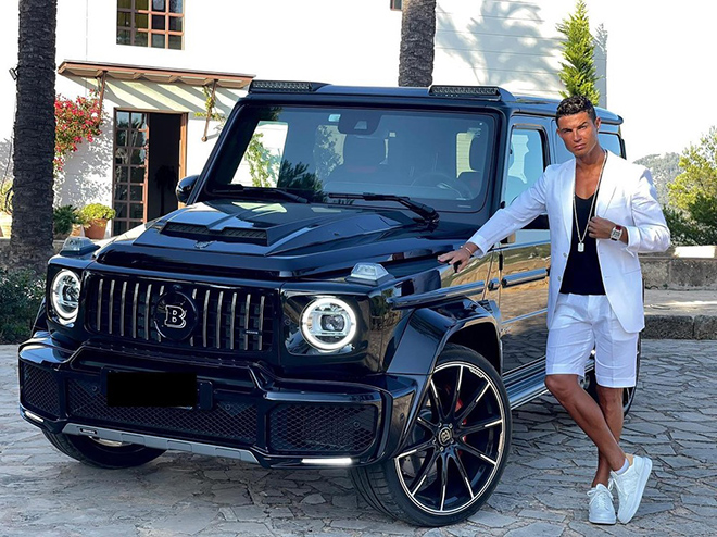 Cristiano Ronaldo đăng bức hình bên Mercedes G-Class