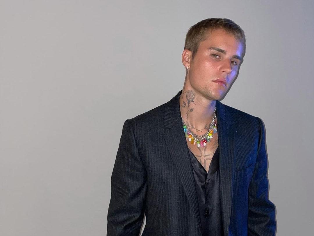 Ca sĩ Justin Bieber khoe ảnh diện suit kết hợp vòng nhựa