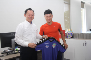 Cầu thủ Đông Triều đấu giá huy chương để giúp đồng hương Quảng Nam