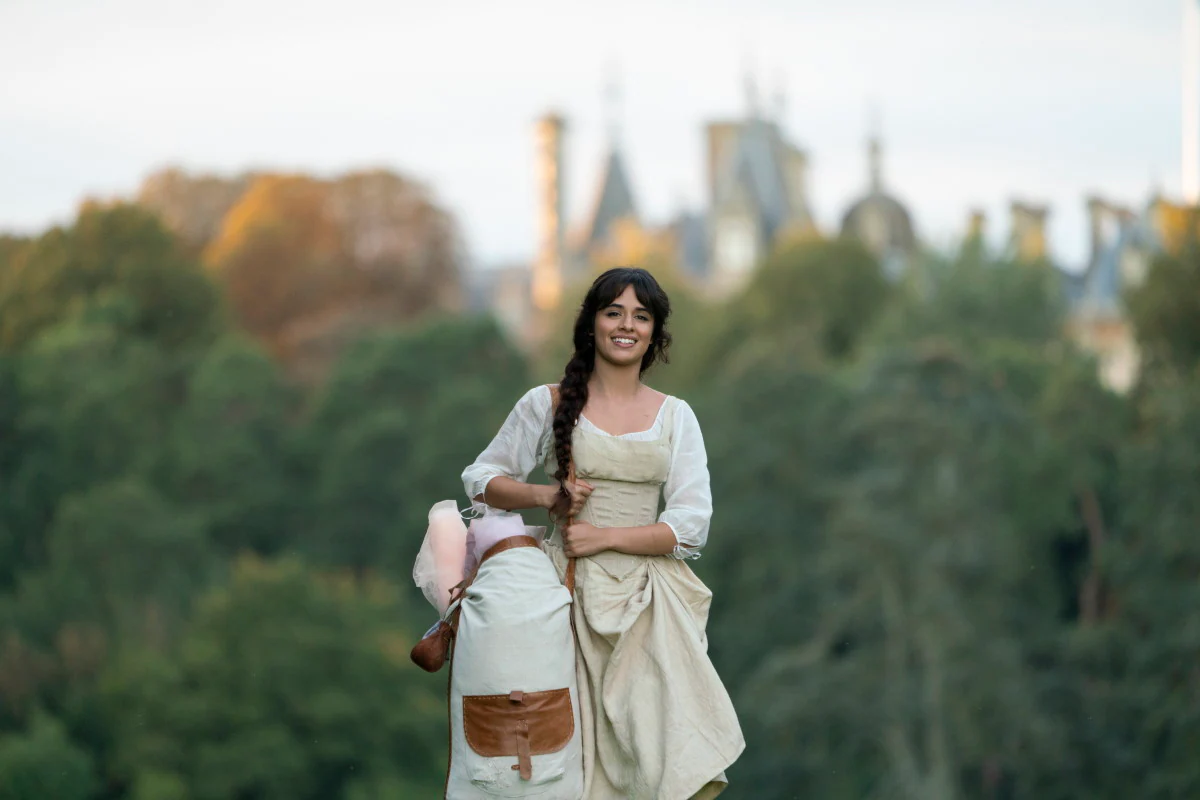 Trang phục của Ella trong Cinderella 2021 vẫn theo lối ăn mặc đặc thù của thế kỷ 16 - 17