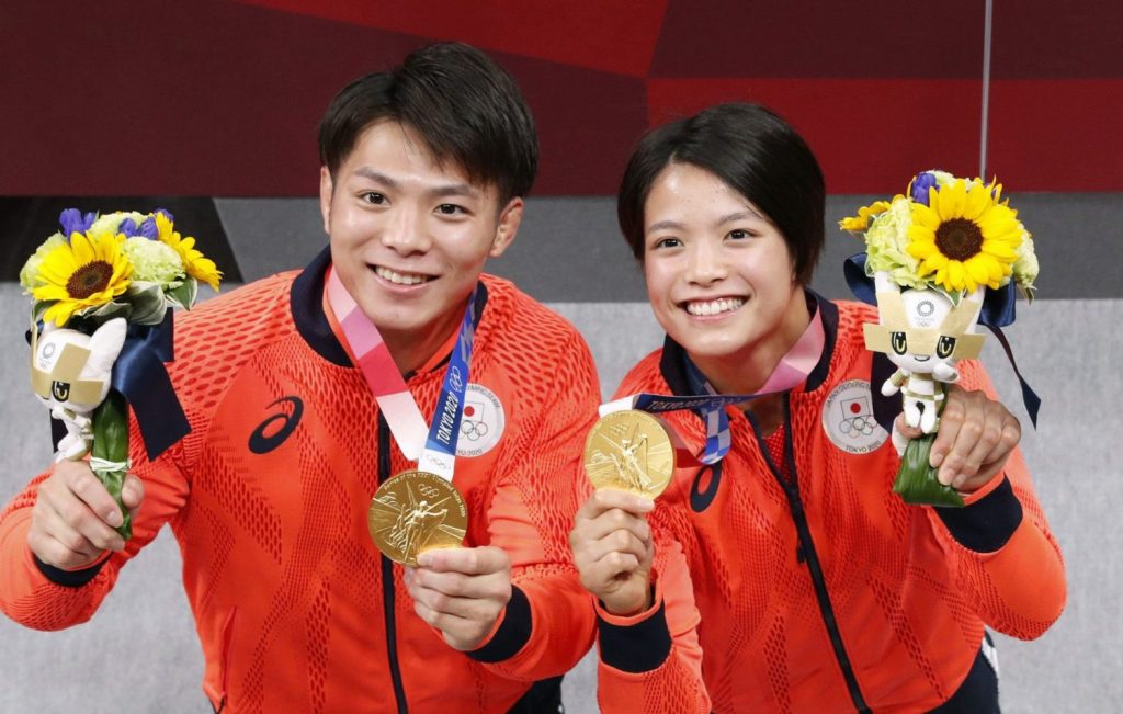 Hai anh em Hifumi Abe và Uta Abe gây sốt ở Nhật Bản với 2 HCV Olympic