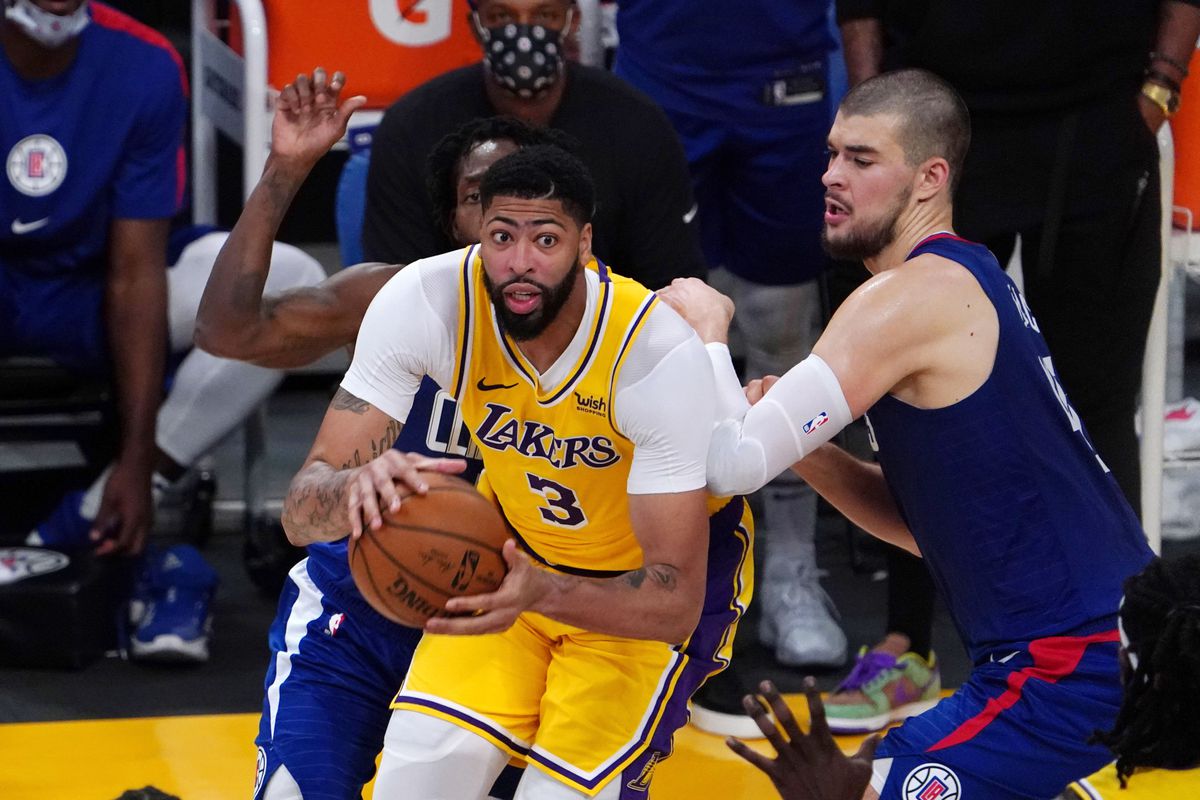 LA Lakers đụng độ Golden State Warriors